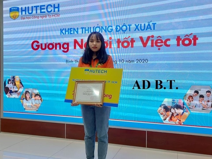 Tặng bằng khen và học bổng cho nữ sinh nhặt 200 triệu giao công an  - Ảnh 2.