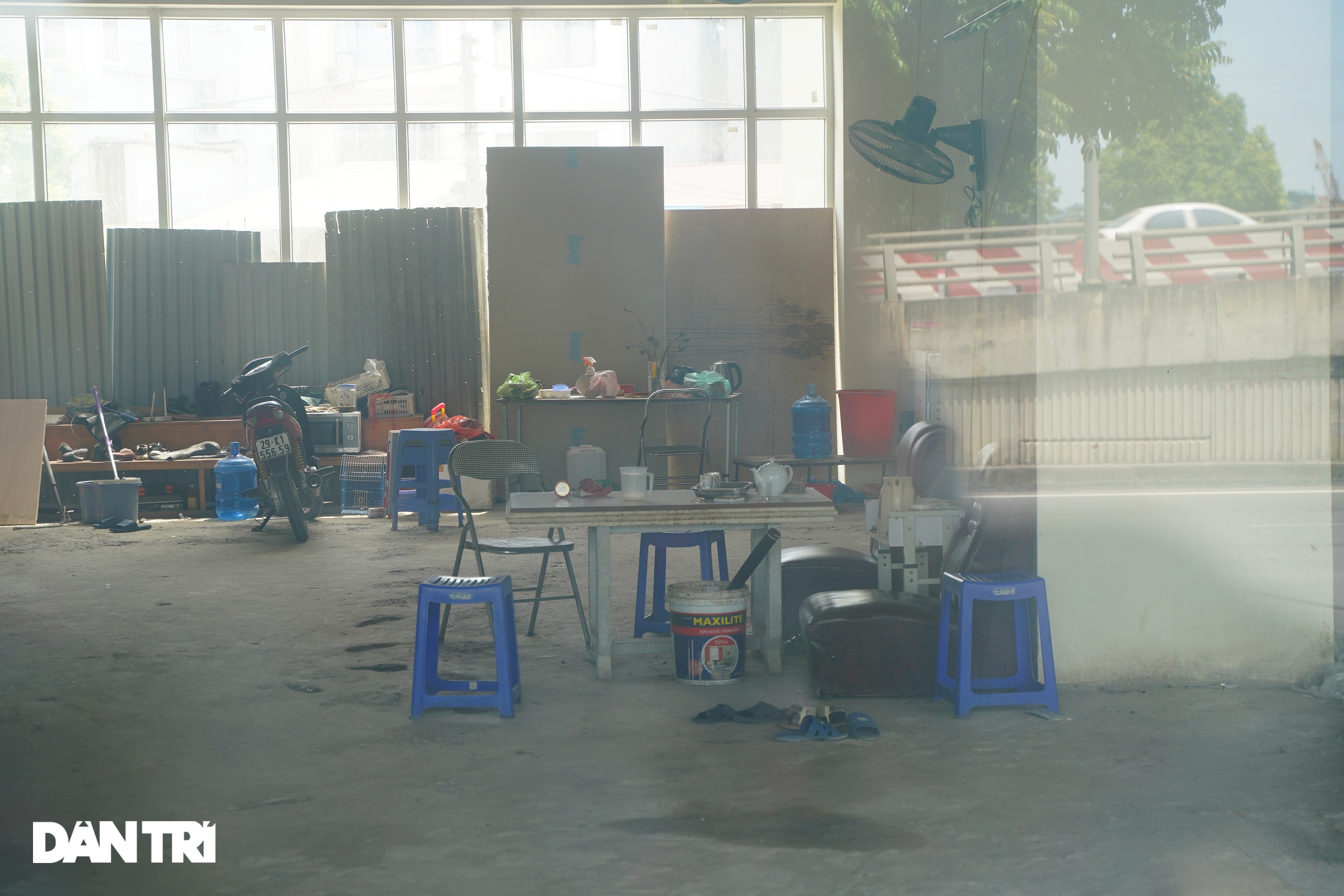 Cận cảnh dãy nhà giãn dân khu phố cổ bị bỏ hoang nhiều năm tại Hà Nội - 11 Cận cảnh dãy nhà giãn dân khu phố cổ bị bỏ hoang nhiều năm tại Hà Nội - 11