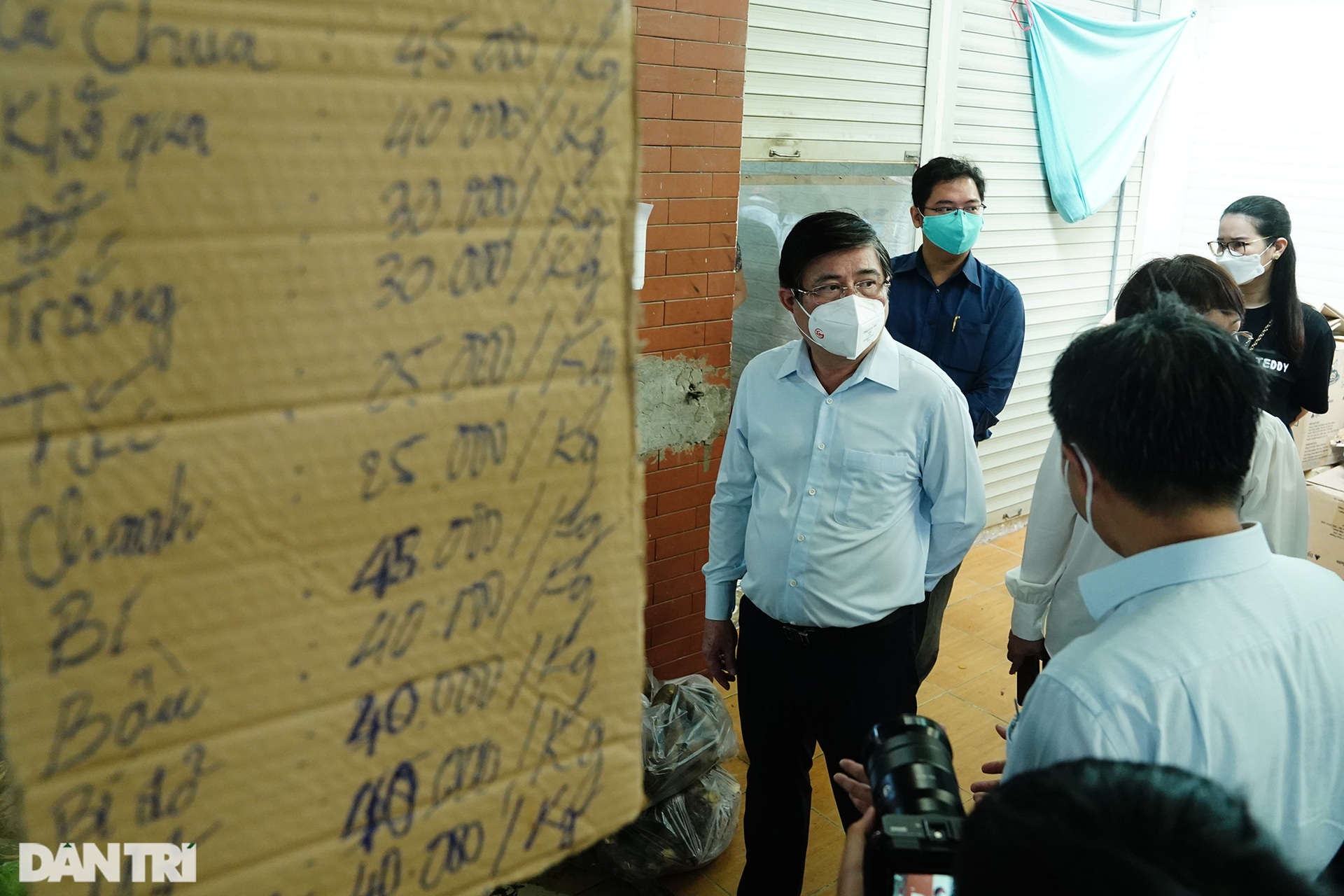 Chủ tịch TPHCM kiểm tra phòng dịch ở các chợ truyền thống - 4 Chủ tịch TPHCM kiểm tra phòng dịch ở các chợ truyền thống - 4