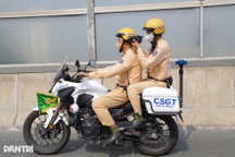 CSGT đi mô tô, dùng camera ghi hình tài xế đi vào làn khẩn cấp Vành đai 3