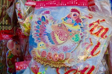 Thị trường đồ trang trí Tết: "Cháy" hàng có hình… con gà
