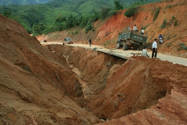 Nguy cơ lở núi đe doạ 730 hộ dân Tu Mơ Rông