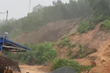 Sạt lở sau mưa, đất tràn vào nhà xưởng ở Thái Nguyên