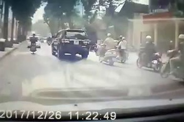 Xe taxi chuyển làn không quan sát, tông ngã xe máy