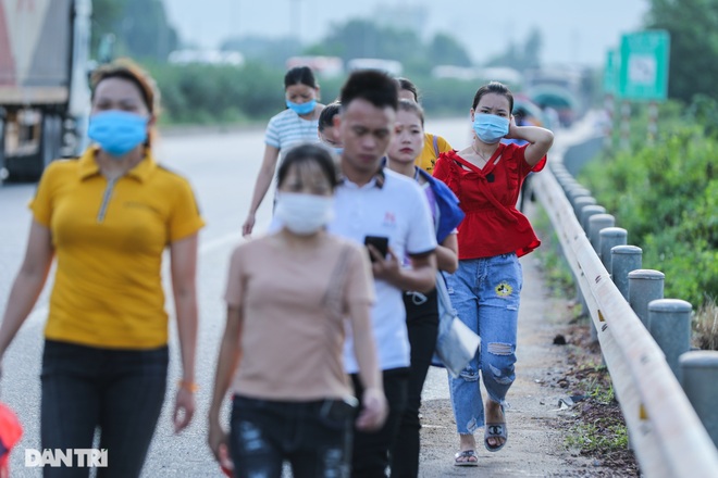 Hàng trăm công nhân ùn ùn băng ngang cao tốc Hà Nội - Bắc Giang - 12 Hàng trăm công nhân ùn ùn băng ngang cao tốc Hà Nội - Bắc Giang - 12