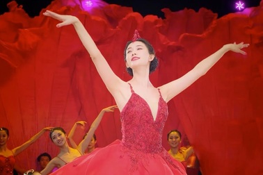 Lâm Chí Linh biểu diễn balet dưới nước