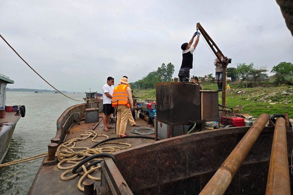 Hà Nội siết chặt phương tiện tàu thủy gắn thiết bị khai thác cát trên sông - 2 Hà Nội siết chặt phương tiện tàu thủy gắn thiết bị khai thác cát trên sông - 2