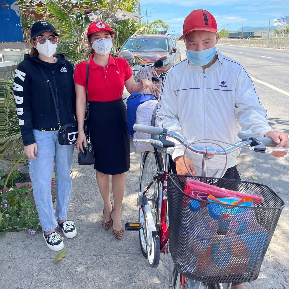 Người dân mua xe đạp tặng thanh niên định đi bộ trên 1.000 km về nhà - 1 Người dân mua xe đạp tặng thanh niên định đi bộ trên 1.000 km về nhà - 1