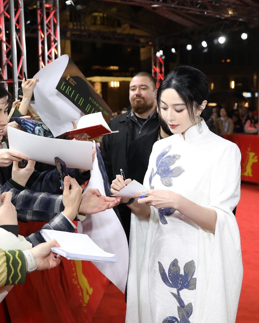 Phong cách quyến rũ của nữ hoàng thảm đỏ Phạm Băng Băng ngày trở lại - 7 Phong cách quyến rũ của nữ hoàng thảm đỏ Phạm Băng Băng ngày trở lại - 7