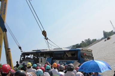 Tìm thấy 14 thi thể sau hơn 8 giờ nỗ lực trục vớt