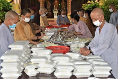 Hàng ngàn suất cơm nghĩa tình gửi những người "kẹt" lại bệnh viện do Covid