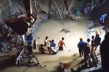 Đã tìm thấy 3 thi thể trong vụ sập cầu đang thi công ở Tuyên Quang