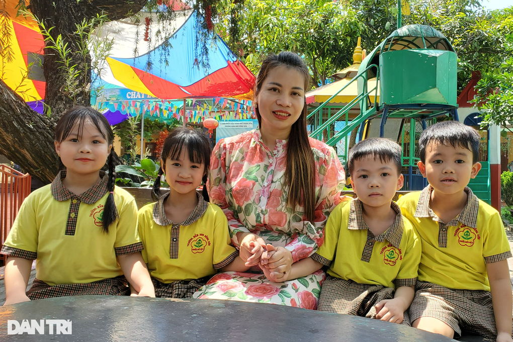 Nữ giáo viên bật khóc chia tay lớp mầm non - 3 Nữ giáo viên bật khóc chia tay lớp mầm non - 3