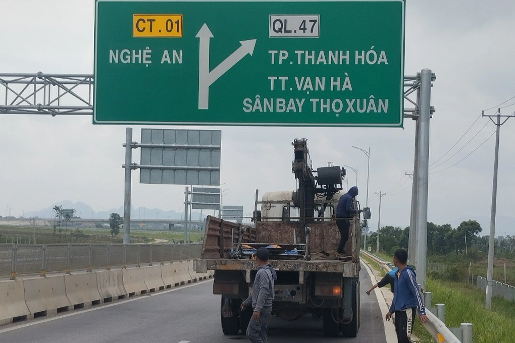 Biển chỉ dẫn mập mờ trên cao tốc Mai Sơn - Quốc lộ 45 đã được sửa - 1 Biển chỉ dẫn mập mờ trên cao tốc Mai Sơn - Quốc lộ 45 đã được sửa - 1