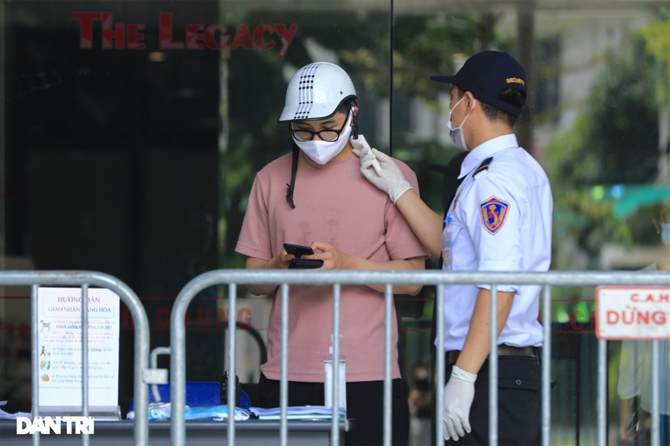 Lập rào chắn cách ly tòa nhà có ca nhiễm SARS-CoV-2 mới tại quận Thanh Xuân - 5 Lập rào chắn cách ly tòa nhà có ca nhiễm SARS-CoV-2 mới tại quận Thanh Xuân - 5