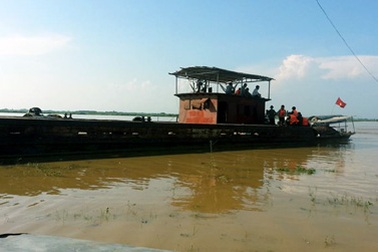 Hà Nội: Va chạm thuyền trên sông Hồng, 2 người mất tích