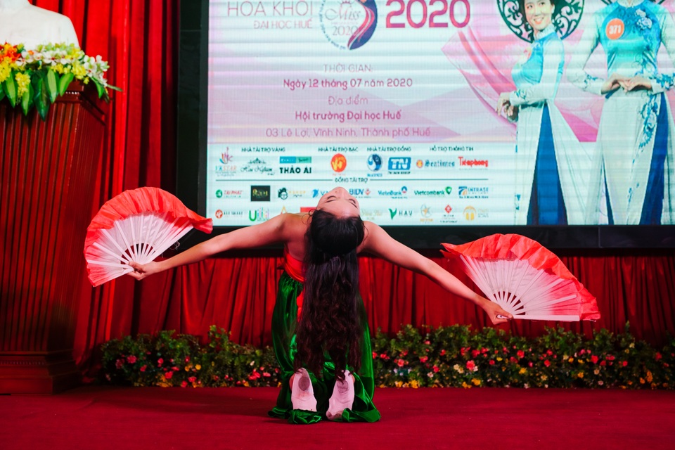 Nữ sinh xinh đẹp trổ tài ở vòng Bán kết Hoa khôi Đại học Huế 2020 - 9 Nữ sinh xinh đẹp trổ tài ở vòng Bán kết Hoa khôi Đại học Huế 2020 - 9