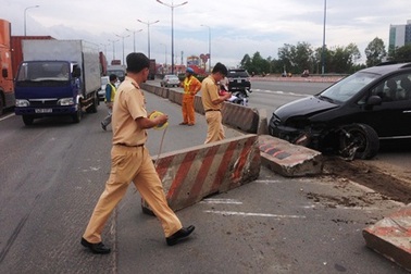 Xế hộp tông dải phân cách cầu vượt thép, 3 mẹ con thoát chết