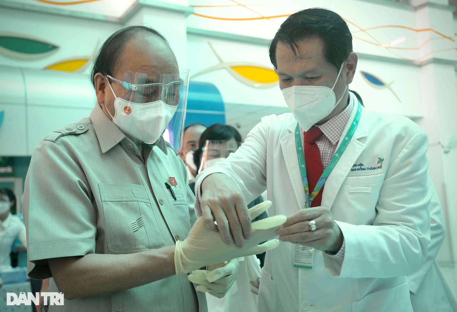 Chủ tịch nước Nguyễn Xuân Phúc thăm hỏi, tặng quà bệnh nhi tại TPHCM - 3 Chủ tịch nước Nguyễn Xuân Phúc thăm hỏi, tặng quà bệnh nhi tại TPHCM - 3