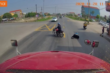 Tránh xe container, người ngồi xe máy ngã nhào và tranh luận ai đúng ai sai