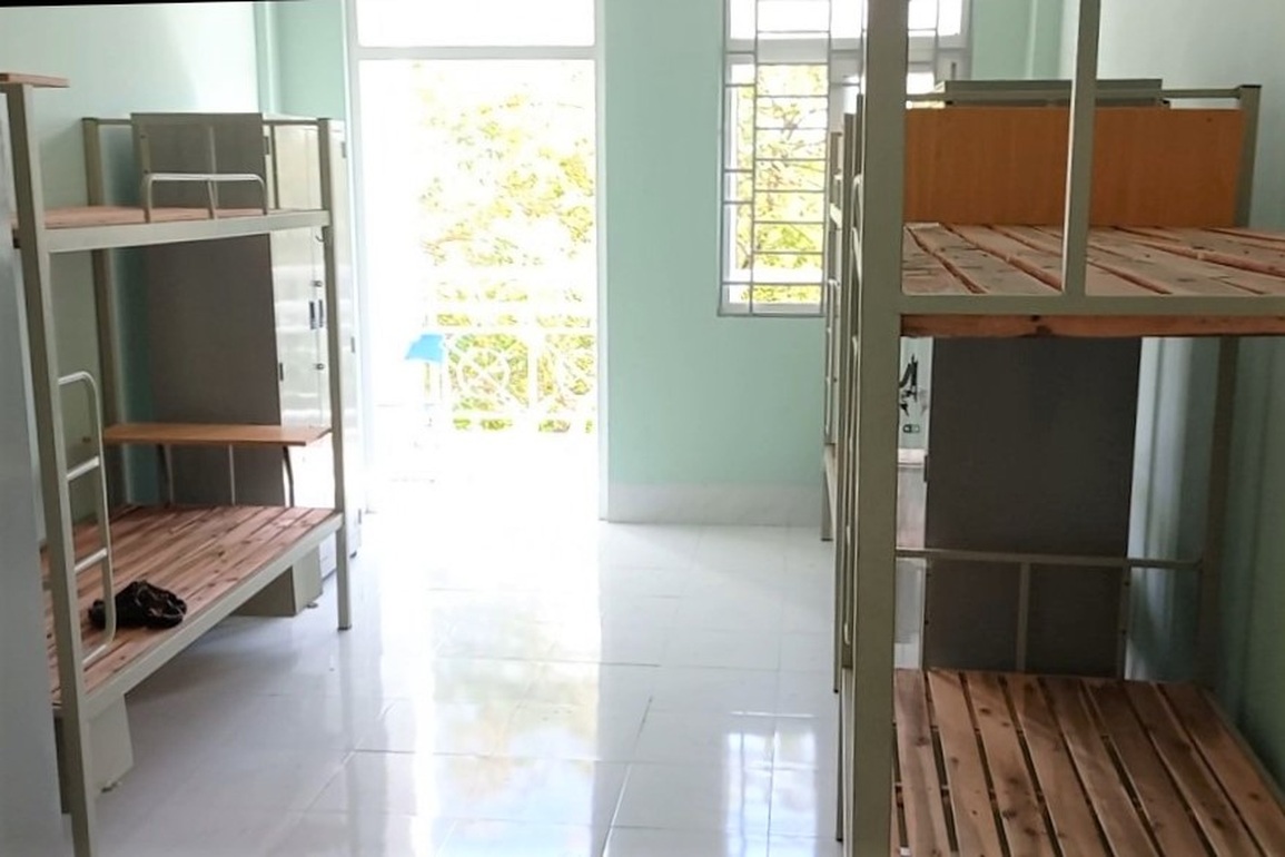 Hiệu trưởng, giáo viên hối hả vệ sinh trường đón học sinh trở lại học - 3 Hiệu trưởng, giáo viên hối hả vệ sinh trường đón học sinh trở lại học - 3