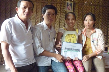 "Bé gái bị vẹo cột sống" nhận quà bạn đọc