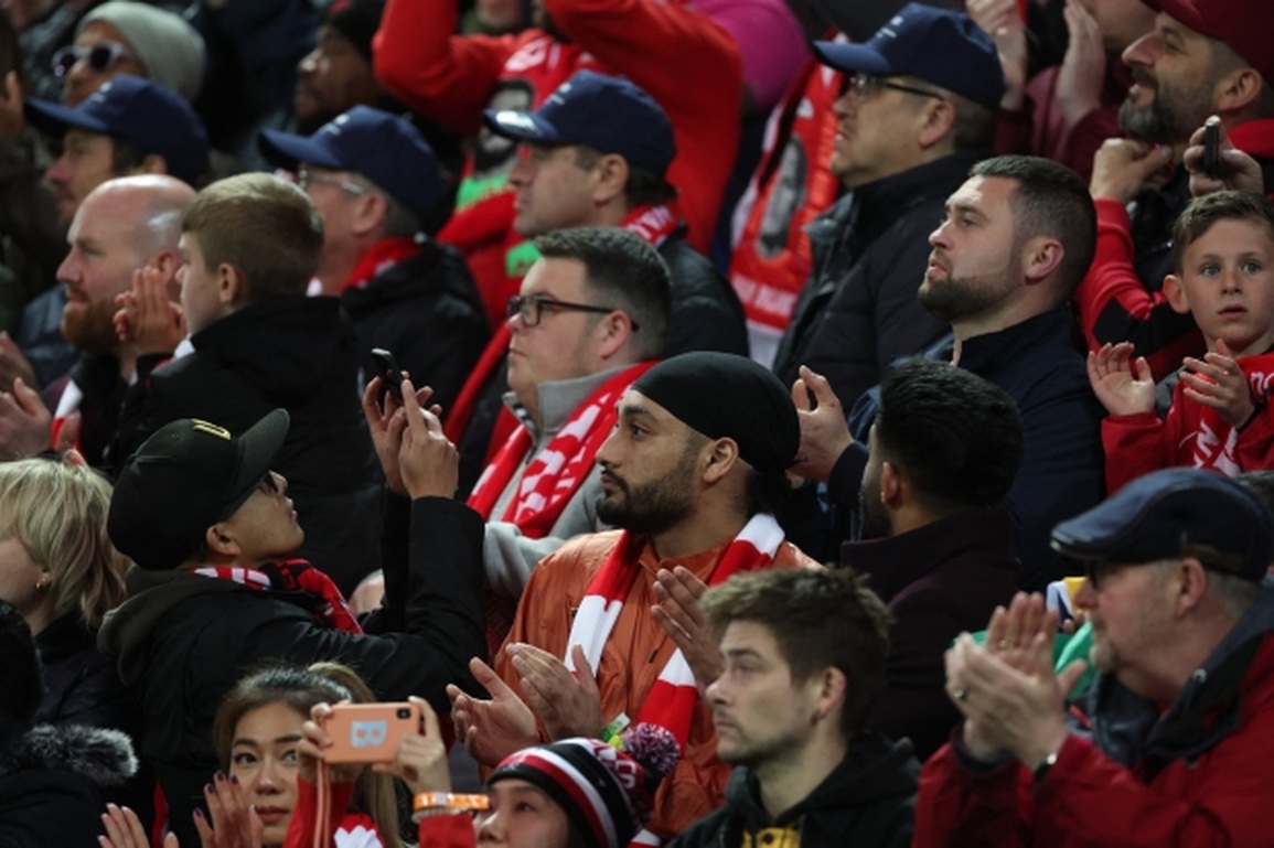 Hành động cực đẹp của CĐV Liverpool để xoa dịu nỗi đau của C.Ronaldo - 2 Hành động cực đẹp của CĐV Liverpool để xoa dịu nỗi đau của C.Ronaldo - 2