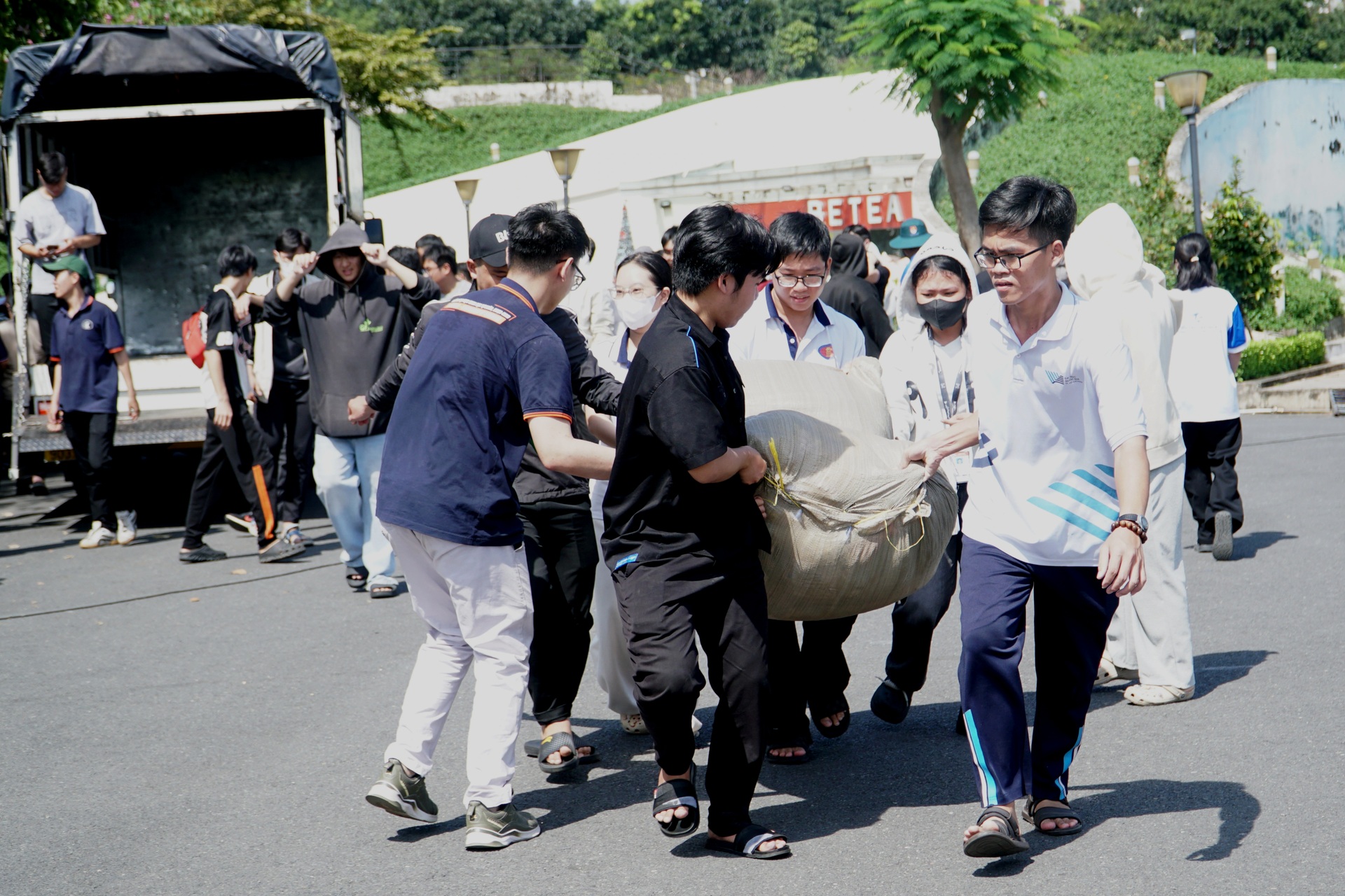 Hơn 8.000 sinh viên TPHCM tham gia hỗ trợ đồng bào miền Trung - 5
