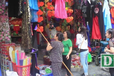 Hà Nội: Đồ chơi ma quỷ tràn ngập phố cổ trước ngày Halloween