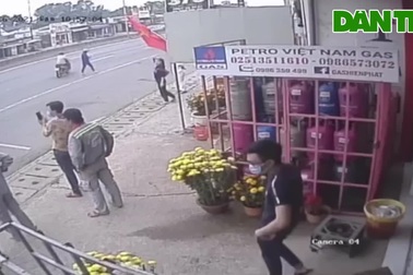 Clip đánh rơi tiền trên quốc lộ, 59 triệu bị nhặt sạch trong 30 giây