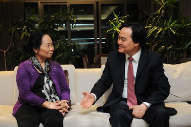 Bộ trưởng Giáo dục chúc mừng Chủ tịch Hội Khuyến học VN Nguyễn Thị Doan nhân dịp 20/11