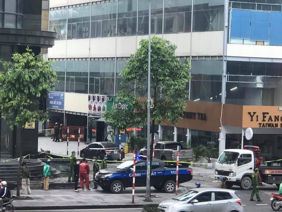 Hà Nội: Người phụ nữ rơi từ tầng cao chung cư xuống capo ô tô đỗ dưới sân - 2 Hà Nội: Người phụ nữ rơi từ tầng cao chung cư xuống capo ô tô đỗ dưới sân - 2