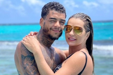 Sợ vợ phát hiện "tòm tem", nam ca sĩ ngã từ ban công khách sạn tử vong