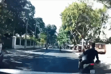 Thanh niên bị đánh bằng nón bảo hiểm, ngã trước đầu ô tô ở TPHCM
