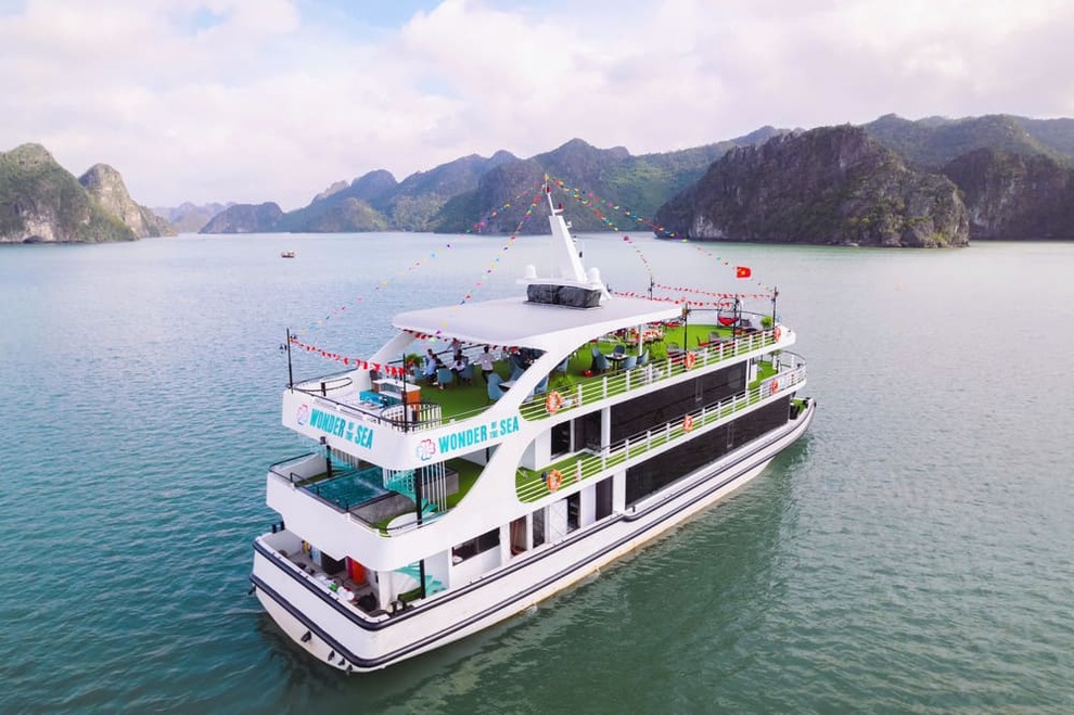 تم تعليق جميع رحلات ها لونج البحرية لتجنب العاصفة - 2 Tạm dừng toàn bộ tour du thuyền Hạ Long để tránh bão - 2