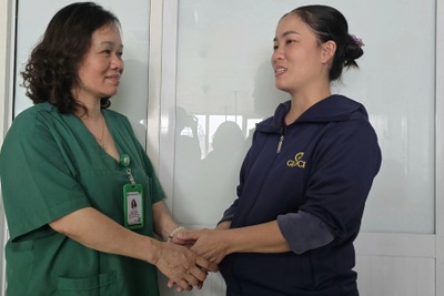 Sau chuỗi ngày nguy kịch, người bố 4 con dần hồi sinh trong yêu thương