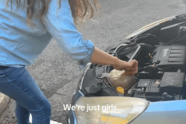 Mở nắp két nước làm mát sai cách, cô gái nhận bài học đau đớn