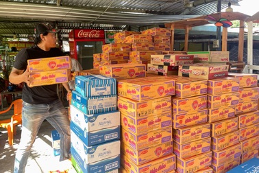 Người dân Đà Nẵng gom từng chai nước lọc, gói mì gửi bà con vùng lũ