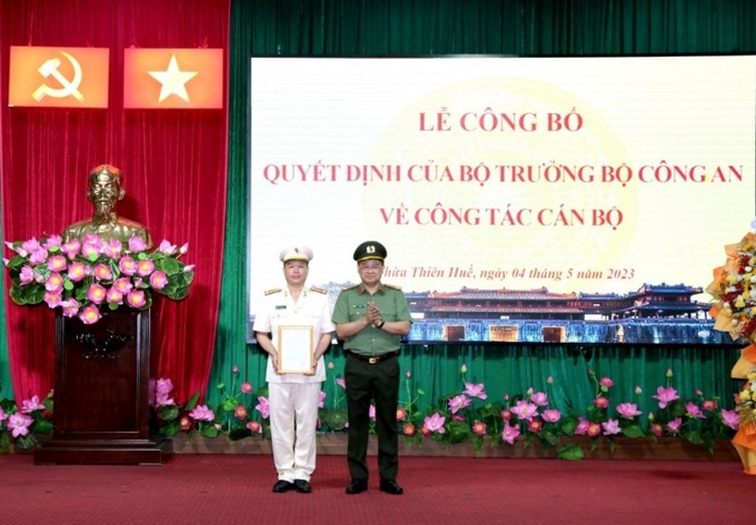 Đại tá Nguyễn Thanh Tuấn - Giám đốc Công an tỉnh Thừa Thiên Huế trao quyết định điều động, bổ nhiệm cho Đại tá Nguyễn Hữu Thiên
