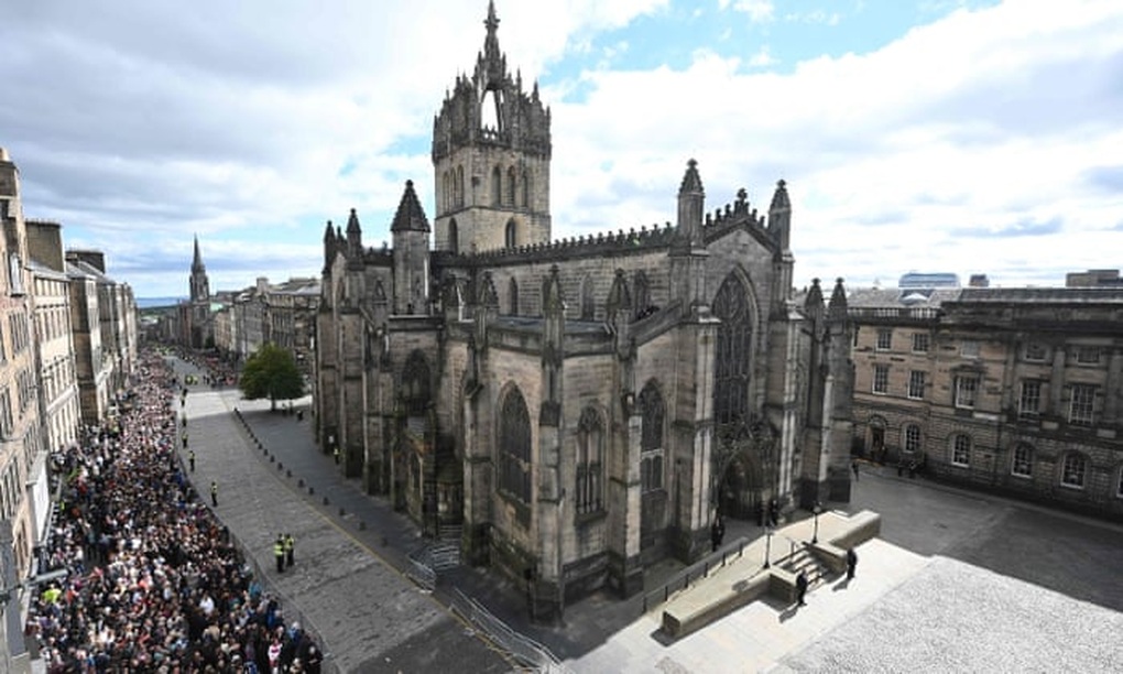 Đoàn rước linh cữu Nữ hoàng Elizabeth II trên đường phố Scotland - 10 Đoàn rước linh cữu Nữ hoàng Elizabeth II trên đường phố Scotland - 10