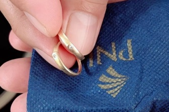 Người phụ nữ dùng “mẹo” tìm lại chủ nhân túi vàng rơi từ đồ gửi vùng lũ