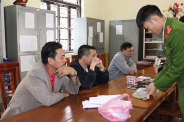 Sát phạt nhau trong lò gạch giữa đêm khuya, thu giữ gần 60 triệu đồng