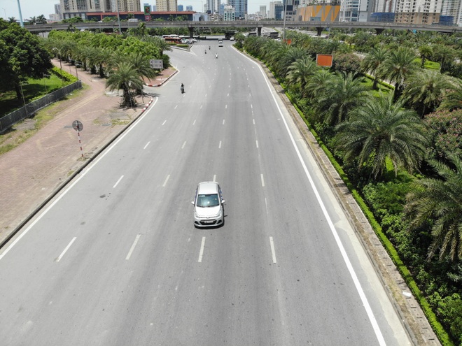 Hà Nội nắng gắt đỉnh điểm, đường phố vắng như Tết - 4 Hà Nội nắng gắt đỉnh điểm, đường phố vắng như Tết - 4