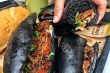 Kỳ lạ bánh mỳ bóng đêm đen như than gây “sốt” ở Hà Nội
