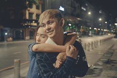 Ái Phương ôm Sơn Ngọc Minh thắm thiết