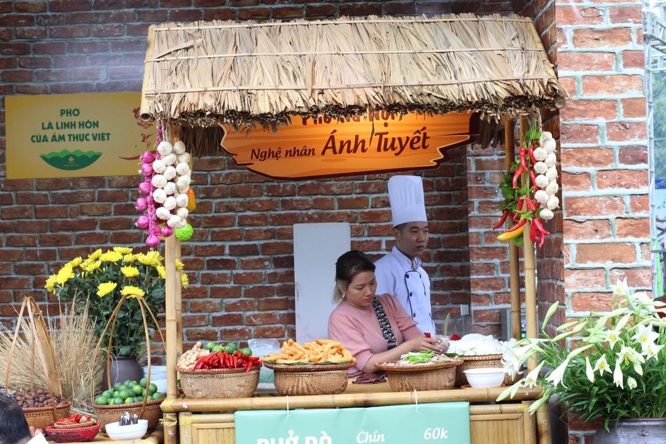 Cuối tuần, người dân đổ về phố đi bộ trải nghiệm tour ẩm thực Hà Nội - 3 Cuối tuần, người dân đổ về phố đi bộ trải nghiệm tour ẩm thực Hà Nội - 3