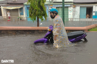 Nước ngập đến yên xe, người dân TPHCM chật vật về nhà
