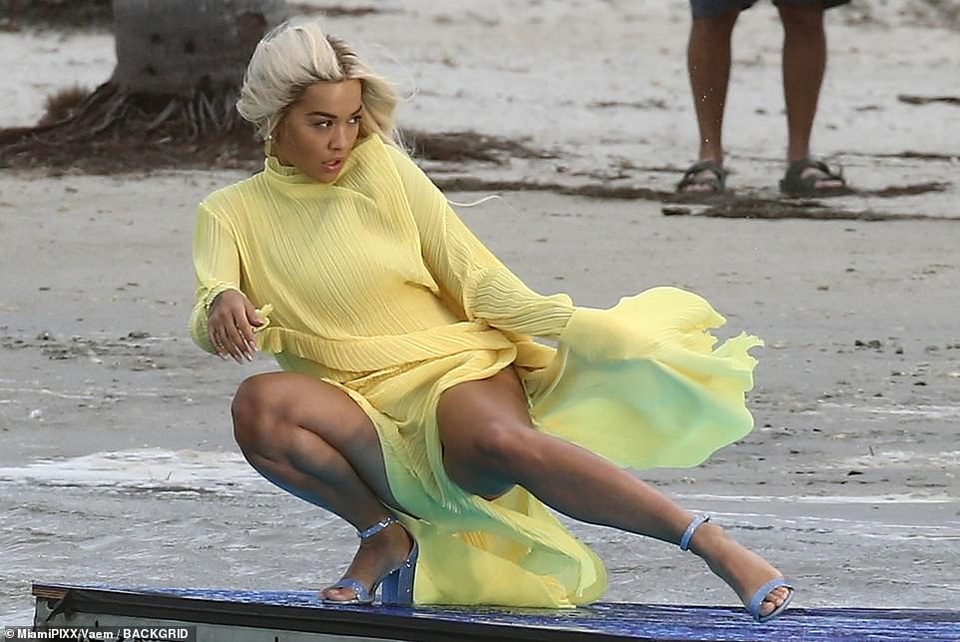 Rita Ora khoe dáng chắc khỏe với váy xẻ bạo - 5 Rita Ora khoe dáng chắc khỏe với váy xẻ bạo - 5