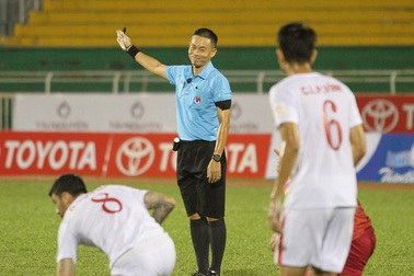 Thua trận derby TPHCM, HLV Đức Thắng bức xúc với trọng tài