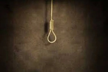 4 bố con tử vong trong tư thế treo cổ